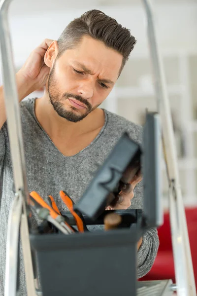 Man Inspecting Incomplete Toolbox — Stock Photo, Image