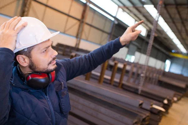 Fabrication Manager Giving Orders — Stock Photo, Image
