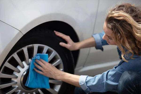 Woman Cleaning Car Tyre — Stock Photo, Image