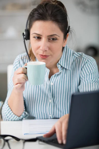 Mooie Vrouw Met Koffiekop Tijdens Het Werk — Stockfoto
