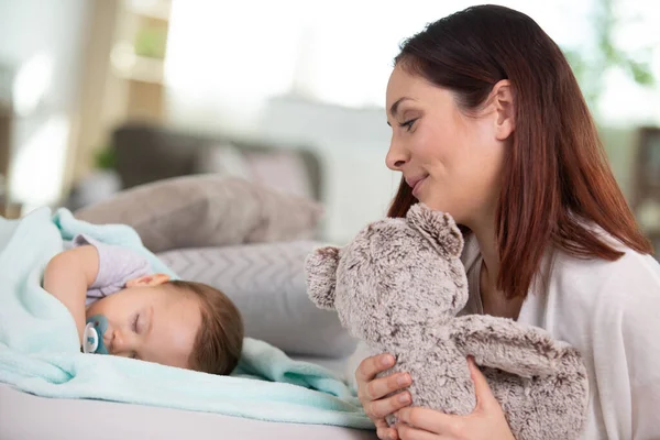 Momento Quente Mãe Embalando Seu Bebê Recém Nascido Dormindo — Fotografia de Stock