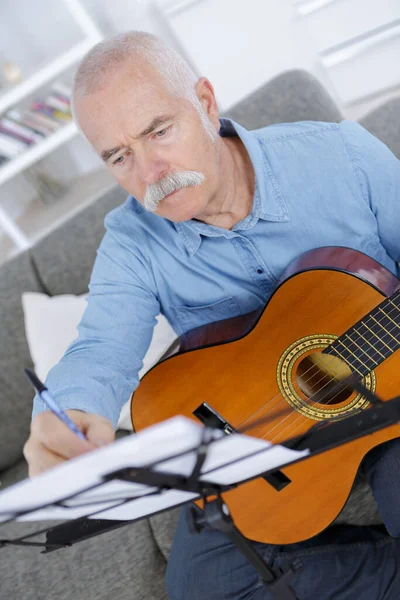 Starszy Człowiek Gitarą — Zdjęcie stockowe