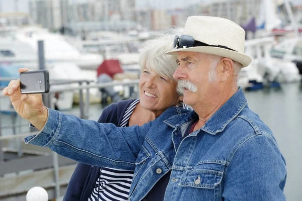 Para Starszych Turystów Robiących Zdjęcia — Zdjęcie stockowe