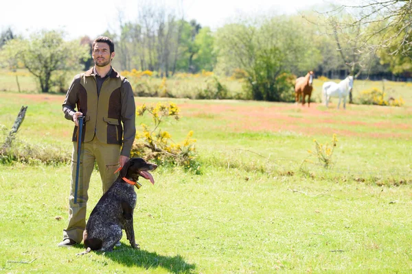 狩猟犬を連れたオスハンター — ストック写真