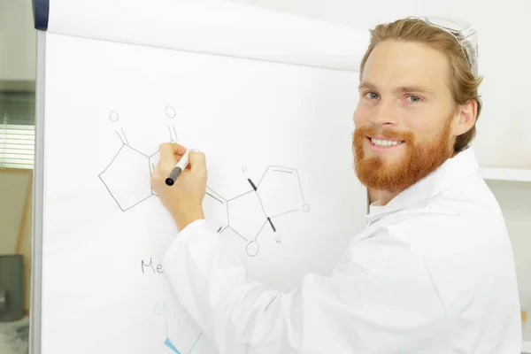 Glücklicher Mann Wissenschaftler Oder Student Der Wissenschaftlicher Formel Arbeitet — Stockfoto