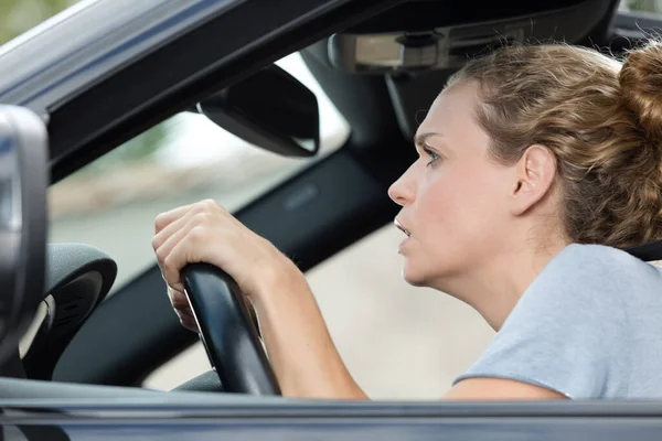 Stresovaná Žena Řídit Auto — Stock fotografie