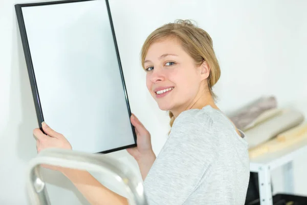 Woman Framing Picture — Stock Photo, Image