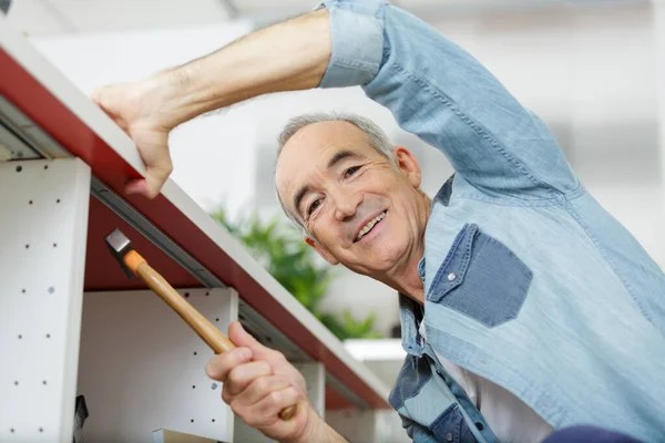 Uomo Anziano Facendo Fai Casa — Foto Stock