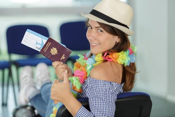 Vrouwelijke Reiziger Met Vliegticket Paspoort — Stockfoto