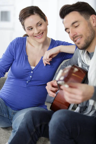 Hamile Kadın Kocası Akustik Gitar Çalıyorlar — Stok fotoğraf