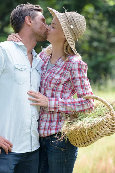 農場でキスしてるカップル — ストック写真