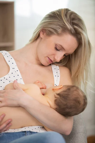 Foto Macia Jovem Mãe Mamando Peito Seu Bebê — Fotografia de Stock