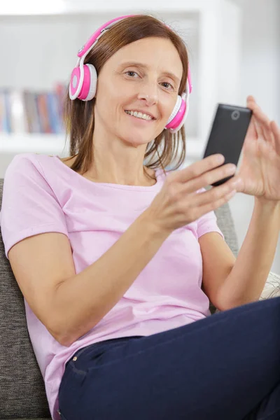 Jong Vrolijk Vrouw Bank Luisteren Naar Muziek — Stockfoto