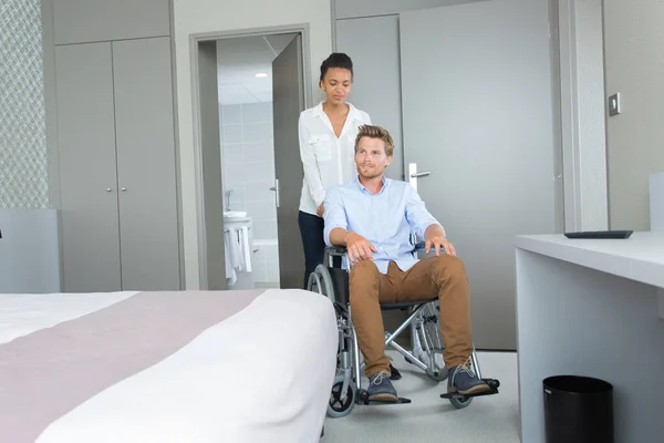 Αναπηρική Καρέκλα Σύζυγος Και Σύζυγος Στο Δωμάτιο Του Ξενοδοχείου — Φωτογραφία Αρχείου