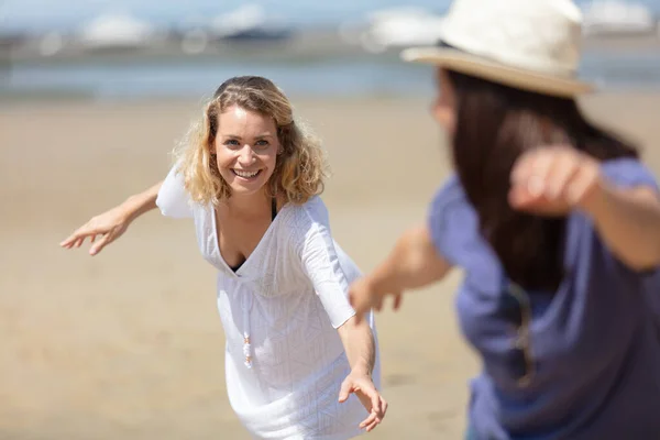 两个兴奋的女性朋友在沙滩上 — 图库照片