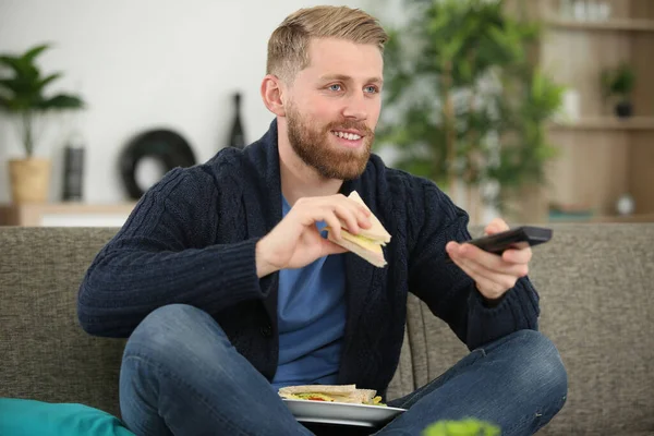 Homme Regarder Télévision Tout Mangeant Déjeuner Sur Canapé — Photo