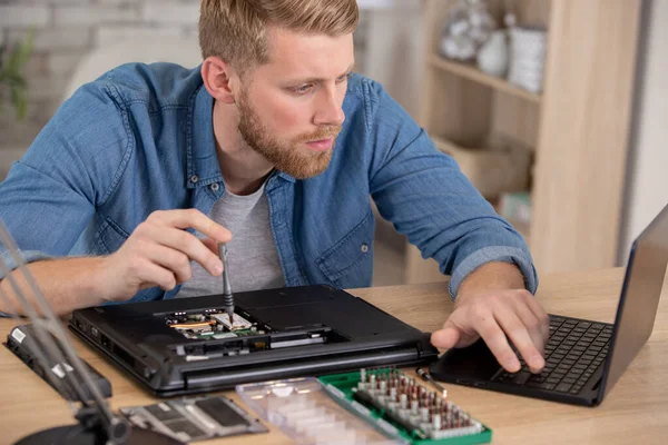 Man Reparera Laptop Moderkort Med Skruvmejsel Vit Päls — Stockfoto
