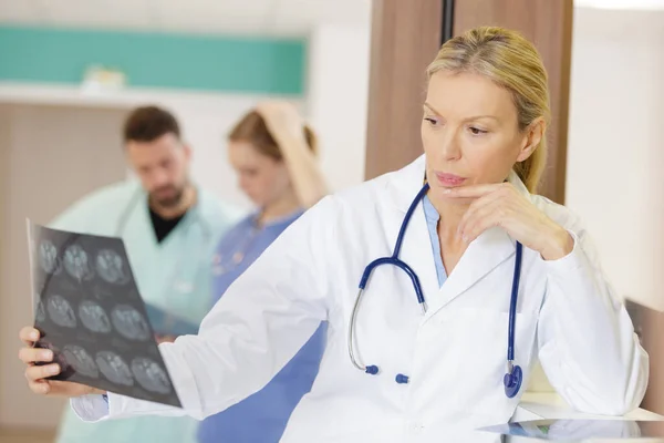 Läkare Traumatolog Jämföra Två Röntgenstrålar Patienten Kliniken — Stockfoto