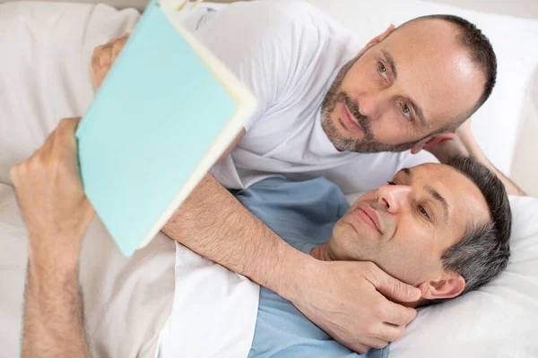 ゲイのカップルが一緒に本を読んで — ストック写真