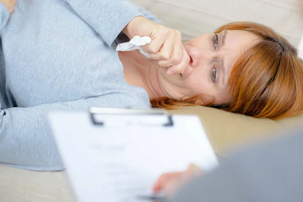 Stresli Depresif Kadın Doktor Ofisinde — Stok fotoğraf