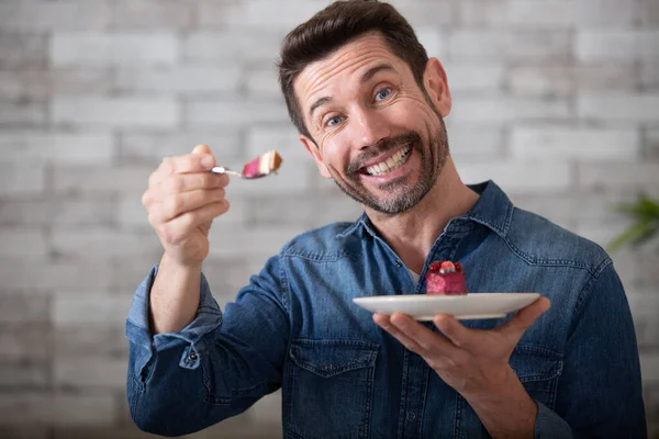 Lustiger Mann Isst Ein Stück Kuchen — Stockfoto