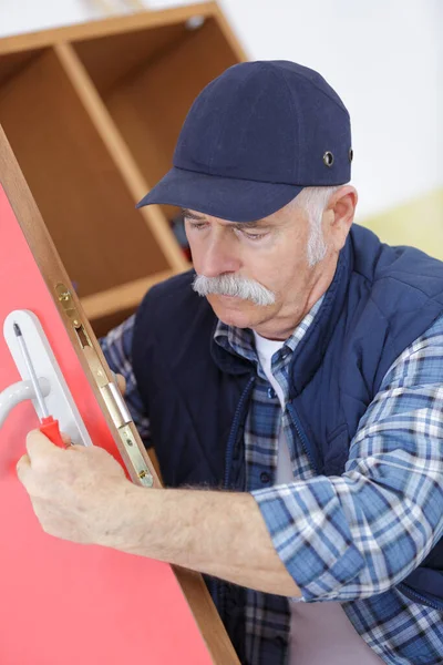 Senior Hantverkare Reparerar Dörrlåset — Stockfoto