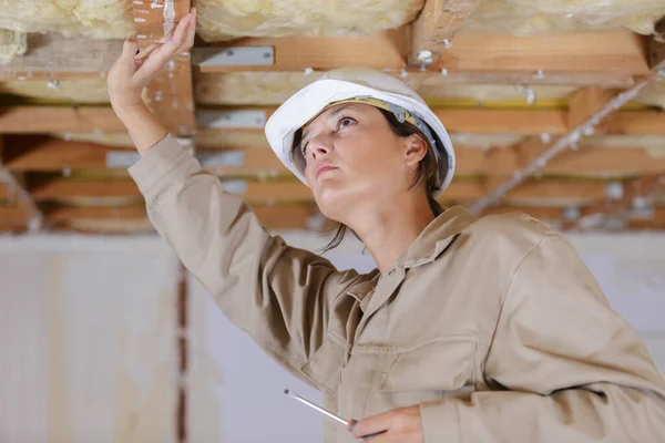 Kvinna Byggare Kontrollera Trä Struktur — Stockfoto