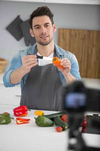 Mężczyzna Kuchni Filmowania Wideo Vlogging Koncepcja — Zdjęcie stockowe