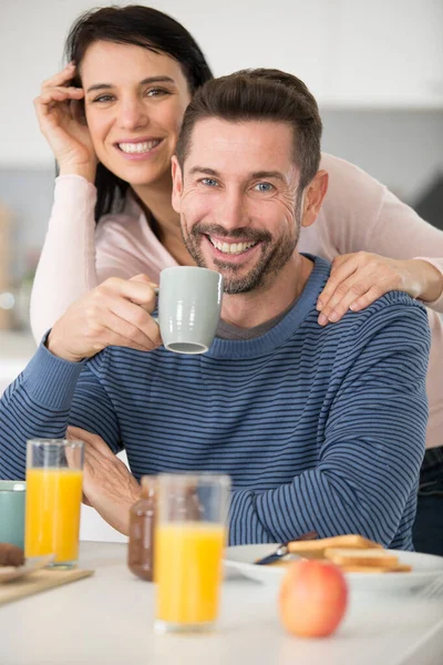Pareja Disfrutando Desayuno Juntos Casa — Foto de Stock