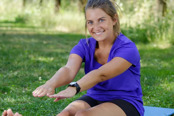 女性は運動前に柔軟性のあるルーチンを — ストック写真