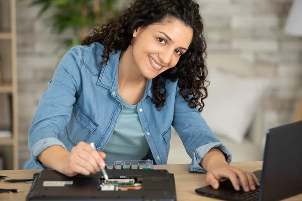 Női Technikus Használ Egy Laptop Javítása Közben Egy Másik — Stock Fotó