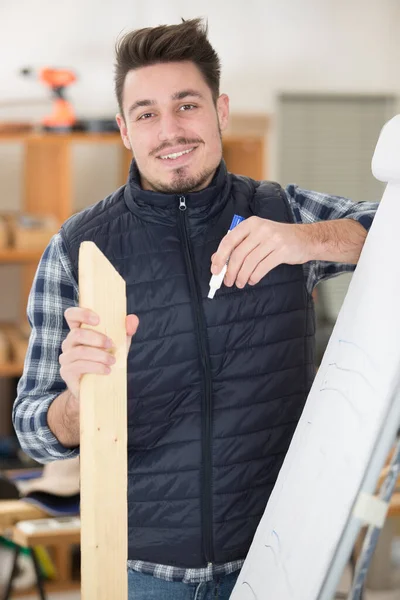 Jovem Carpinteiro Masculino Segurando Marcador — Fotografia de Stock