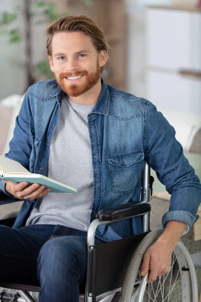 Körperbehinderter Mann Rollstuhl Mit Buch — Stockfoto