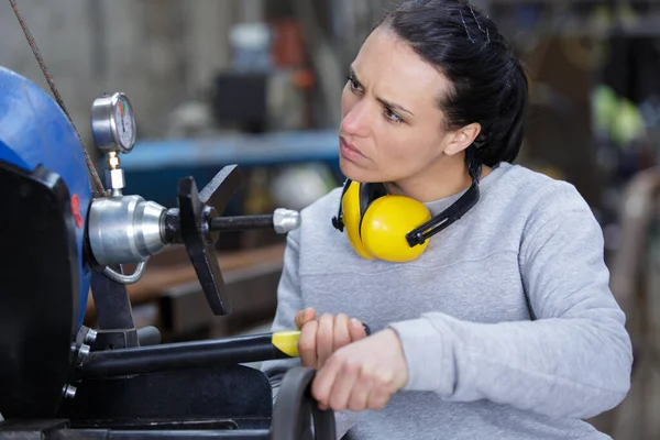 生産確認産業工場でエンジニアの女性 — ストック写真