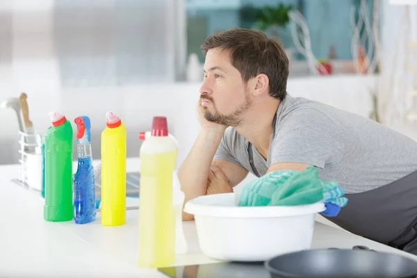 Man Rengöring Kök Med Tvättmedel Sprayflaska Och Svamp — Stockfoto