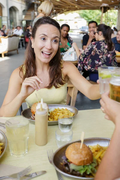 Mulher Feliz Olhando Para Menu Restaurante — Fotografia de Stock