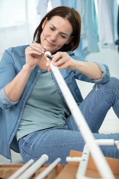 Mujer Usando Stcrewdriver Para Ensamblar Muebles —  Fotos de Stock