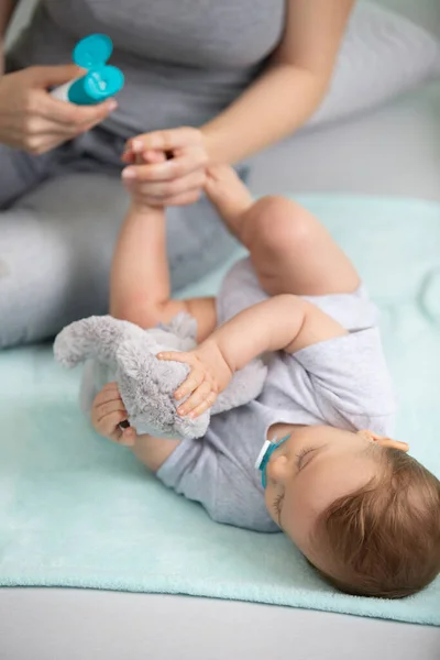 母親が生まれたばかりの赤ちゃんに足裏マッサージ — ストック写真