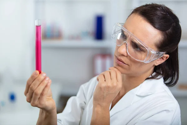 科学化学实验室年轻而有魅力的女科学家 — 图库照片