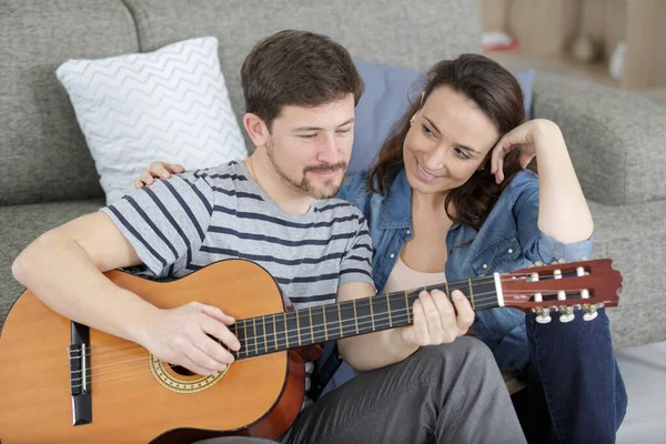 Casal Apaixonado Tocando Guitarra Sala Estar — Fotografia de Stock