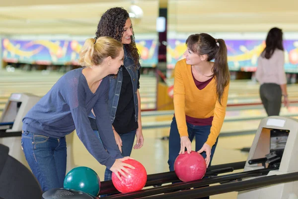Ženy Sbírání Bowlingových Míčků Regálu — Stock fotografie