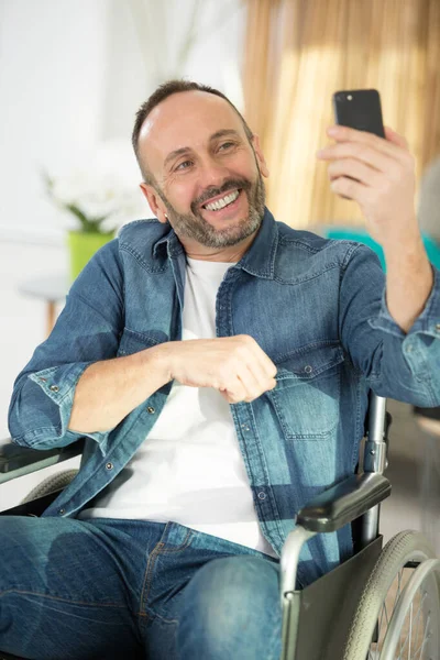 Άντρας Αναπηρική Καρέκλα Χαρούμενος Βγάζοντας Selfie — Φωτογραφία Αρχείου
