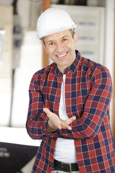 Retrato Comerciante Gesticulante Usando Chapéu Duro — Fotografia de Stock