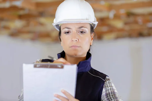 深刻な女性建設労働者 — ストック写真