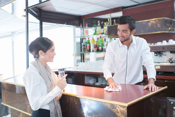 Barman Conversando Com Cliente Bonito Bar — Fotografia de Stock