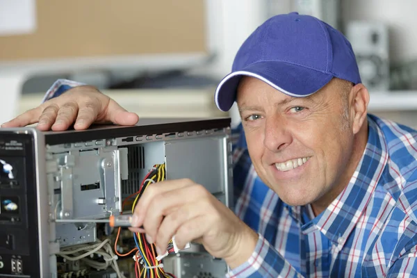 Professionele Man Die Een Computer Repareert Monteert — Stockfoto