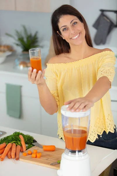 Young Pretty Girl Preparing Smoothie — Stock Photo, Image