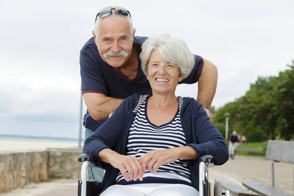 海を楽しむ車椅子の先輩夫婦 — ストック写真