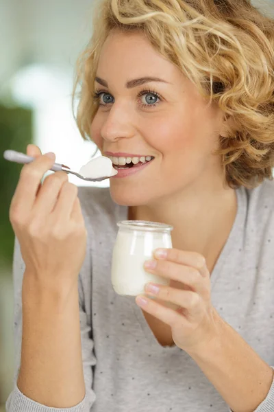 Giovane Donna Mangiare Yogurt — Foto Stock