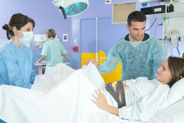 在医院分娩的妇女 — 图库照片